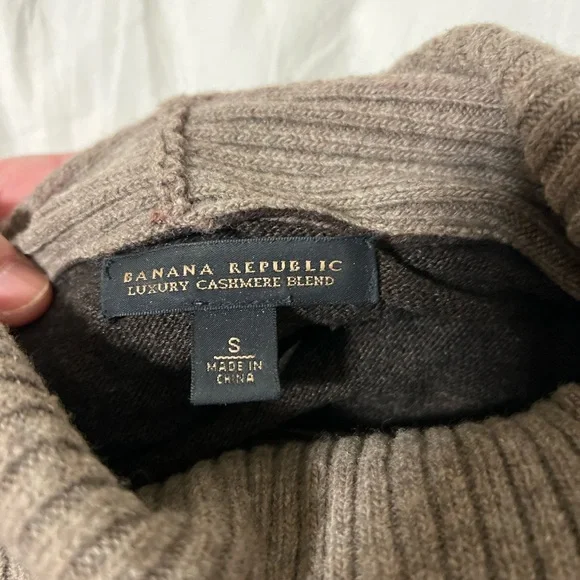 Banana Republic Luxury Cashmere Blend Sweater - Picture 2 of 3